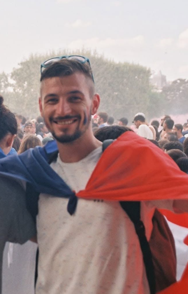 Jessy Betti, drapeau tricolore sur les épaules, champion du monde 2018